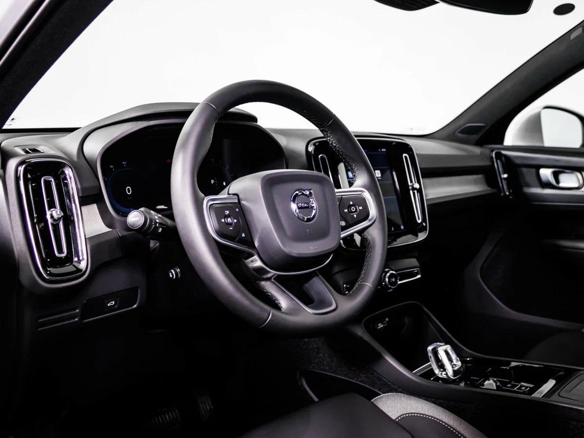 Volvo XC40 2024, белый