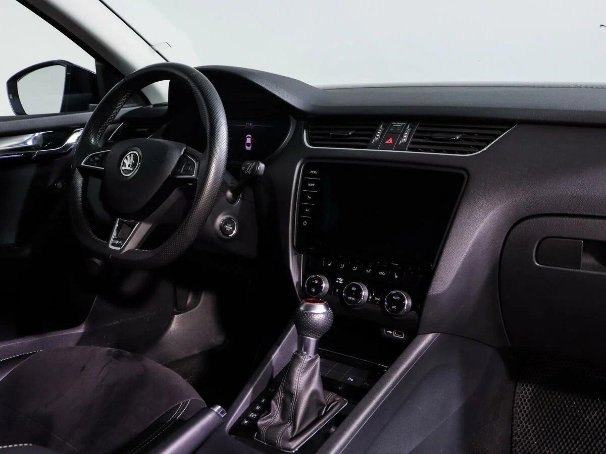 Skoda Octavia 2018, белый