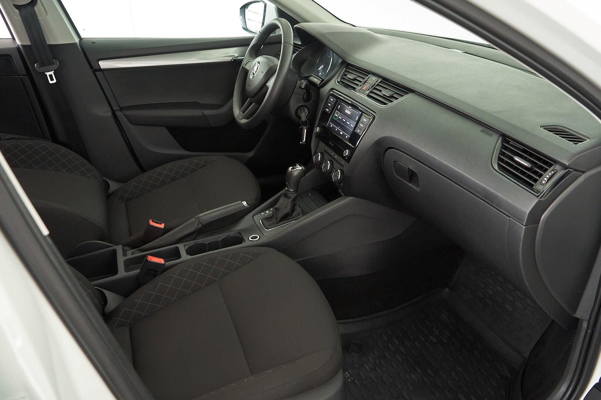 Skoda Octavia 2020, белый