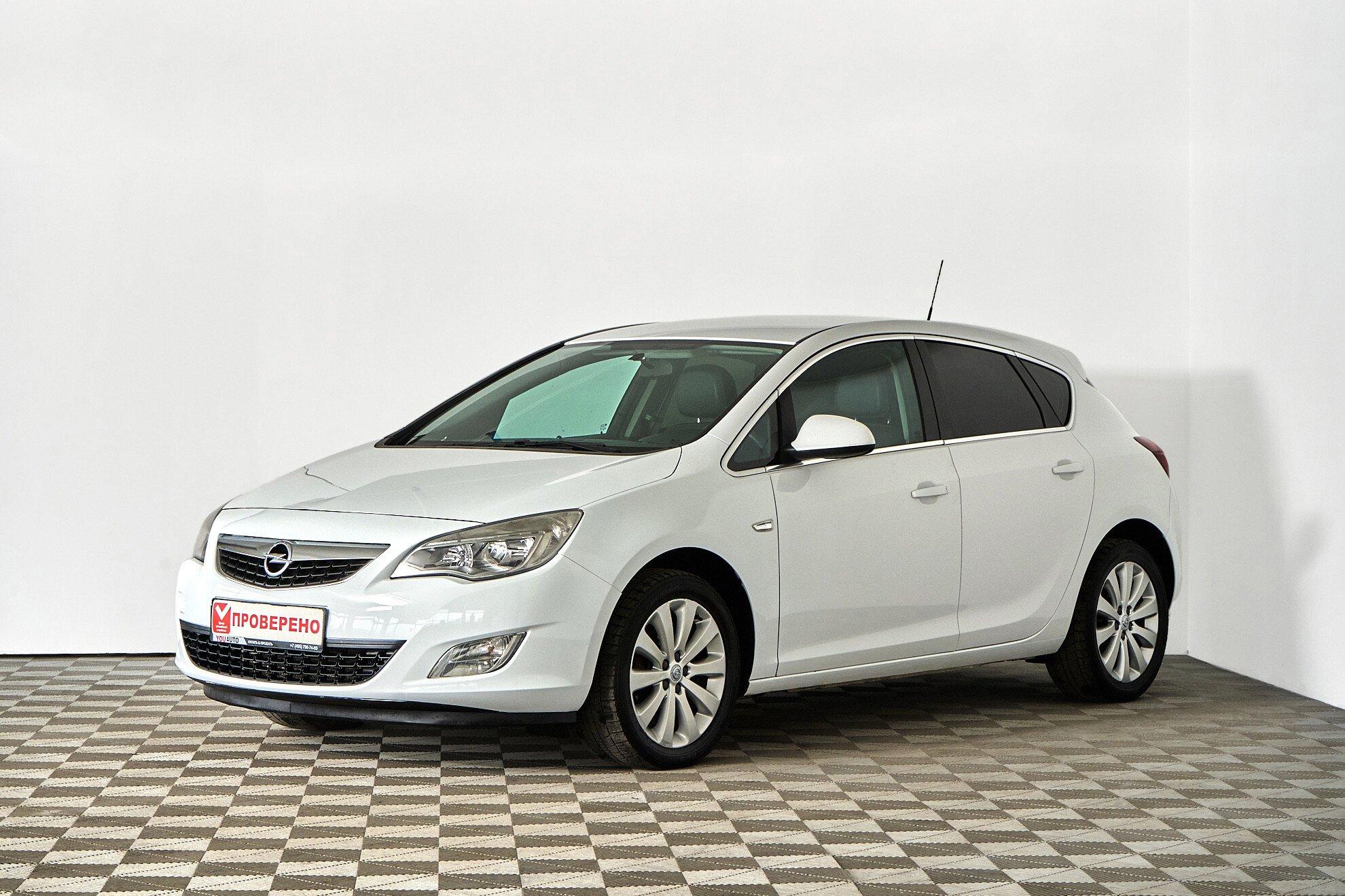 Opel Astra 2012, белый