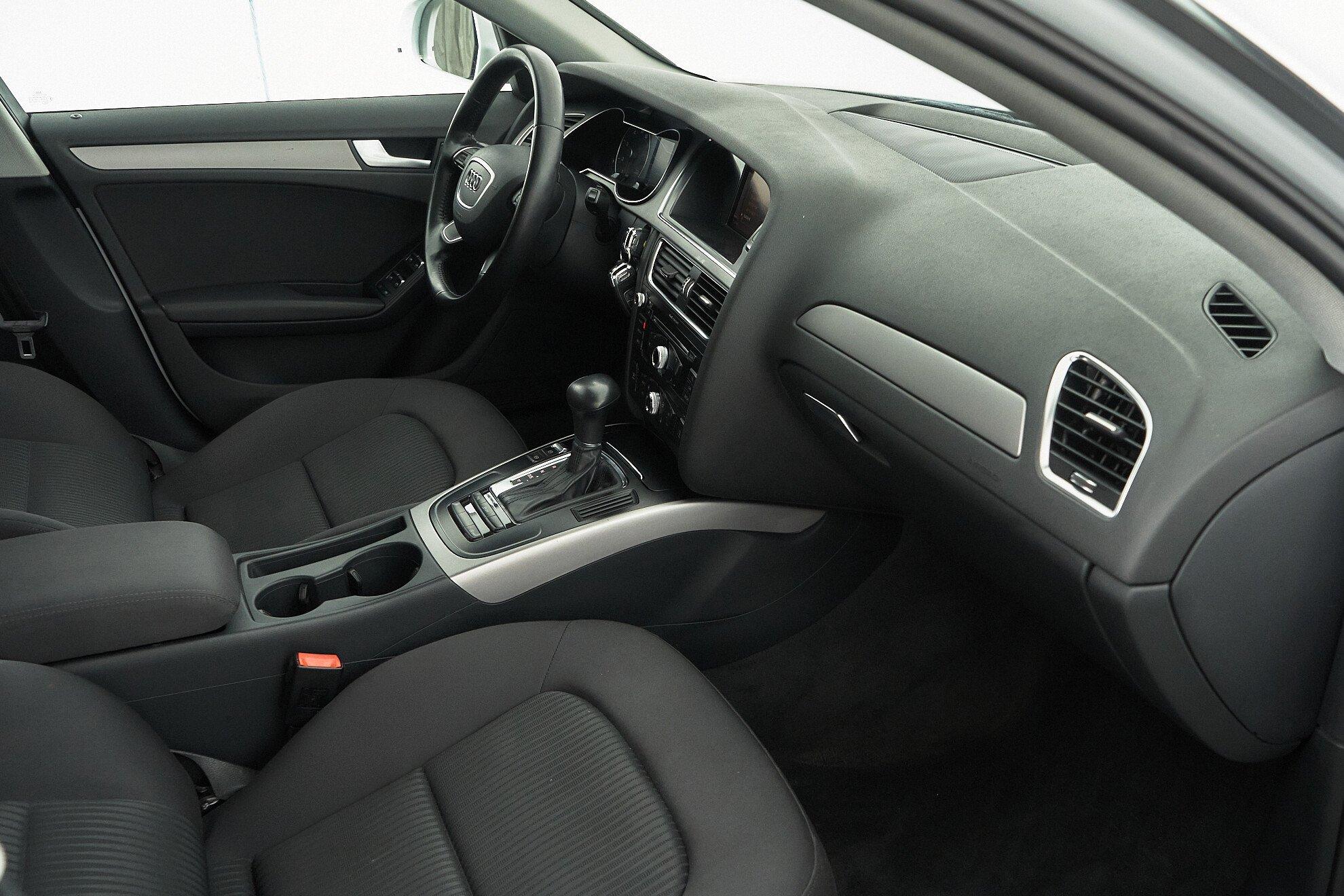 Audi A4 2013, белый