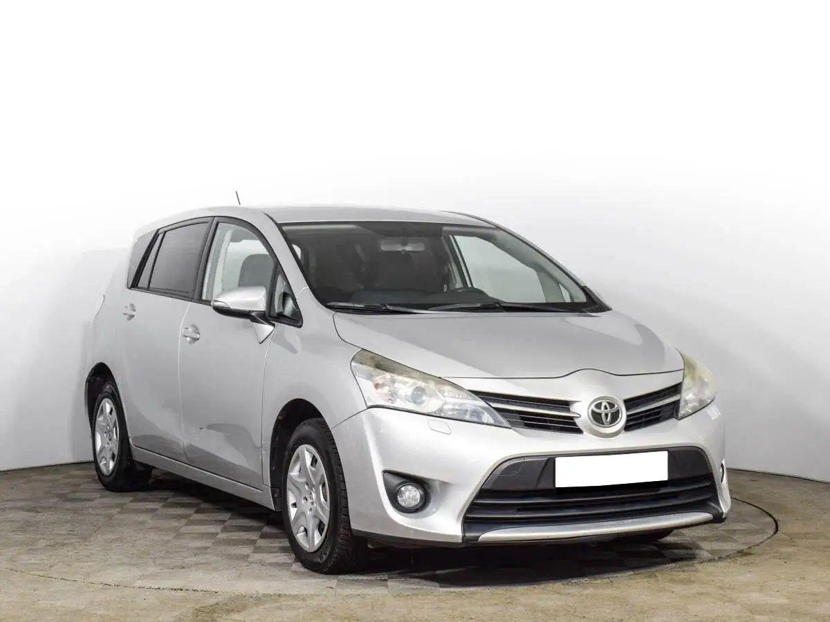Toyota Verso 2015, серебряный