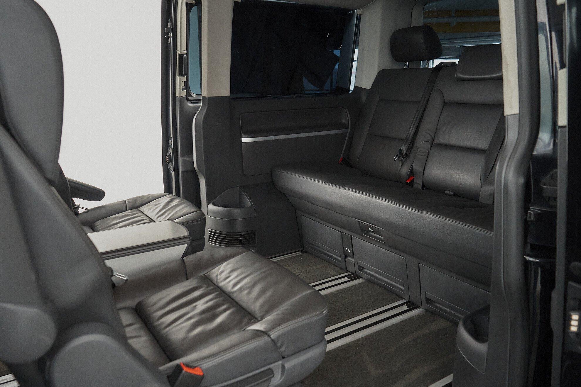 Volkswagen Multivan 2013, черный