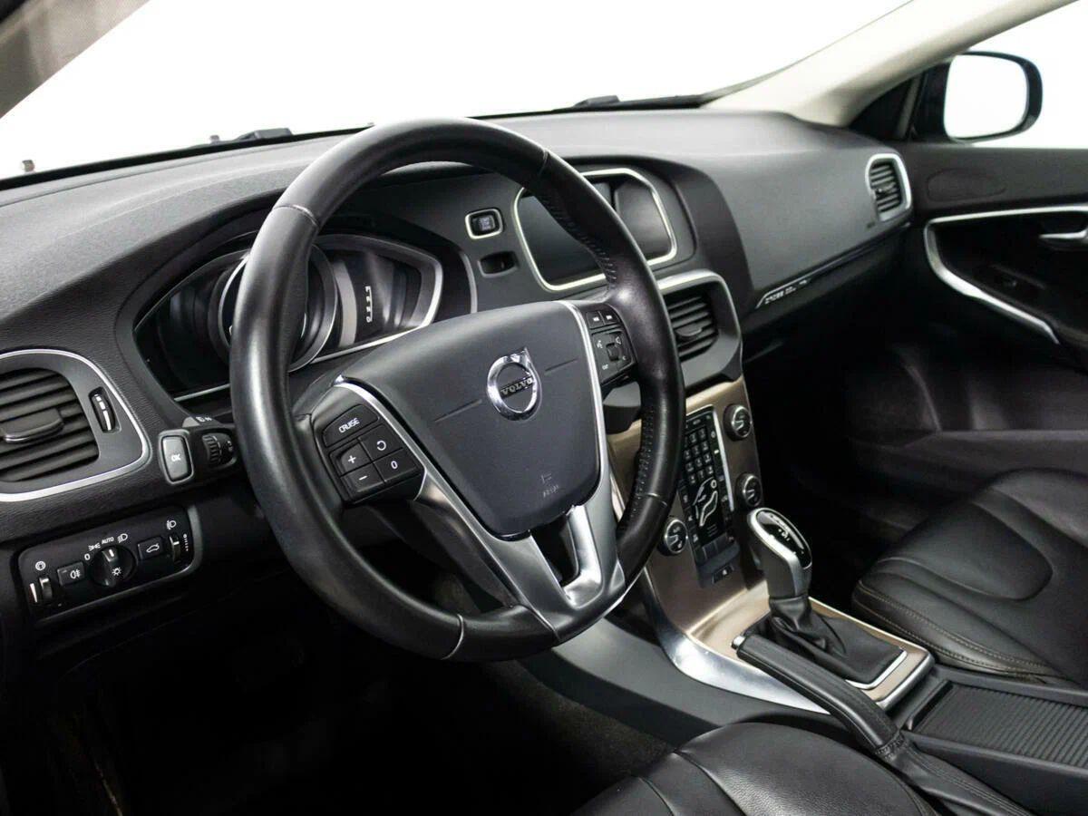 Volvo V40 2019, коричневый