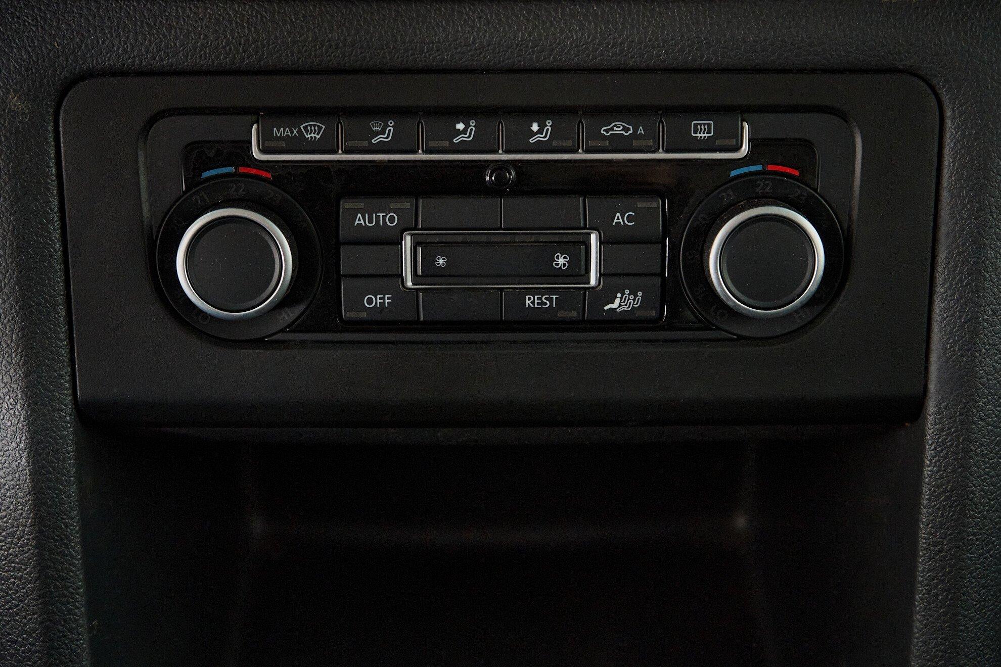 Volkswagen Amarok 2011, серый