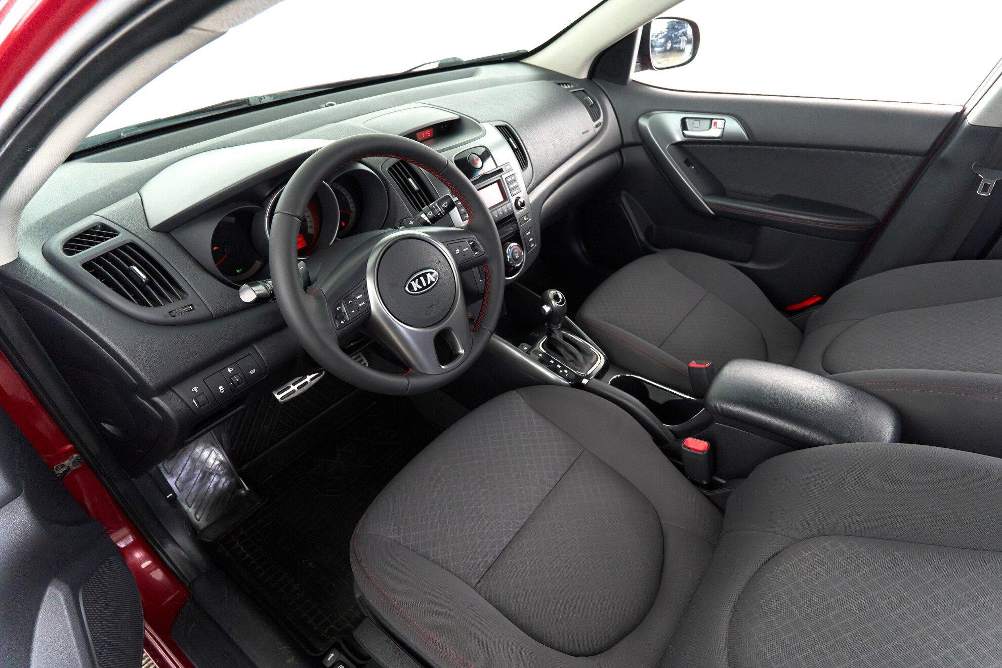 Kia Cerato 2011, красный