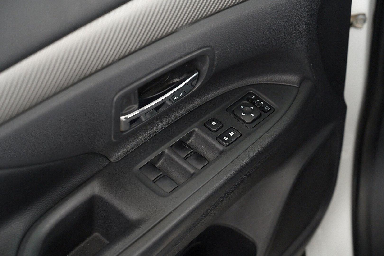 Mitsubishi Outlander 2013, белый