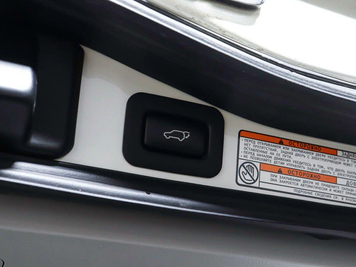 Toyota Land Cruiser 2018, белый